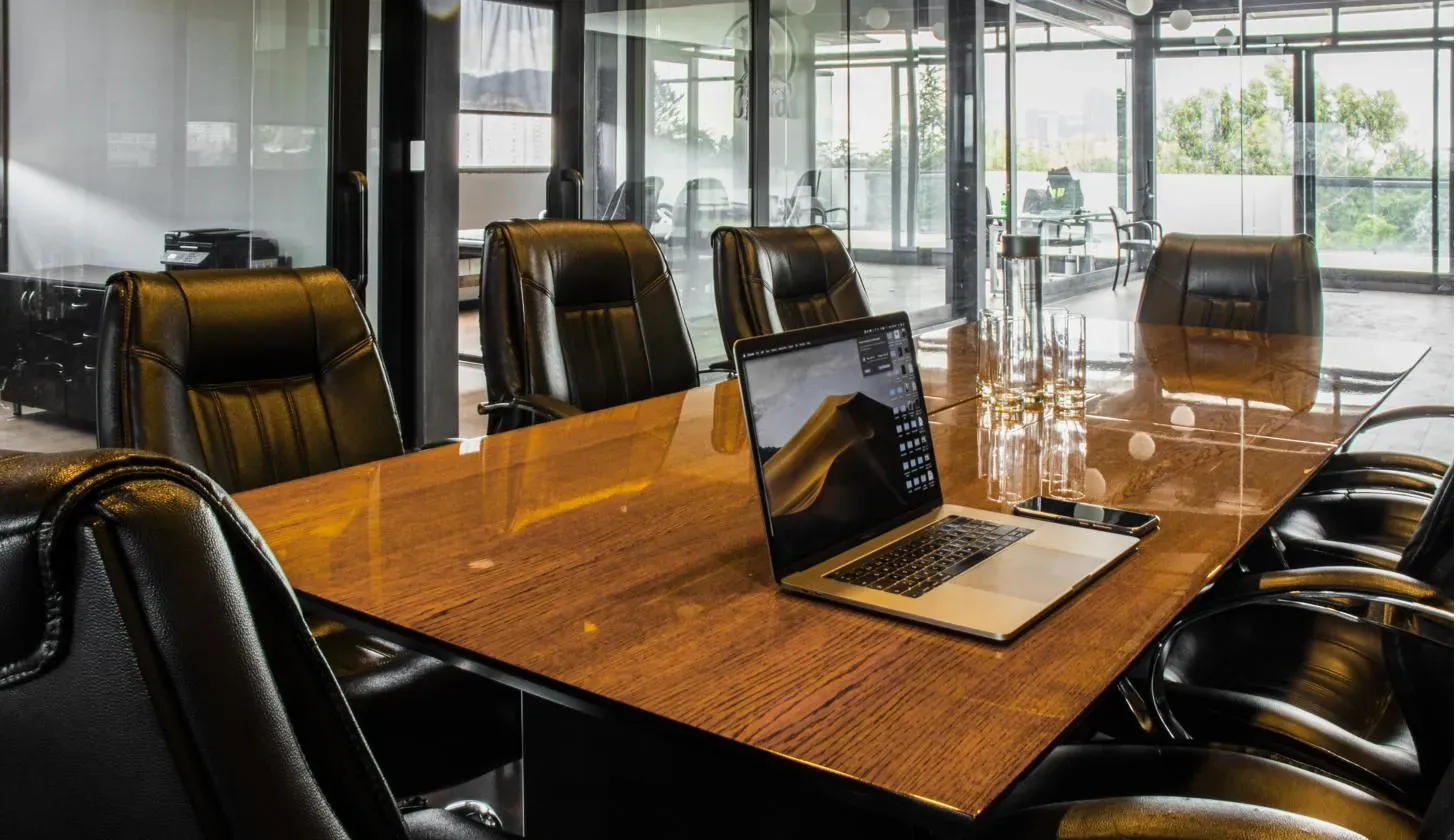 Espacio de cowork con vista a los cerros