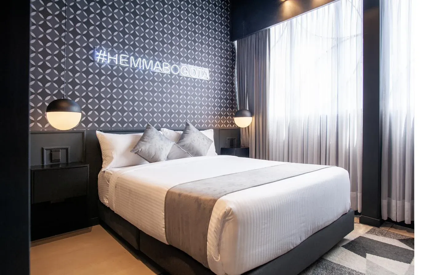Suite principal · cama King con cabecero de neón