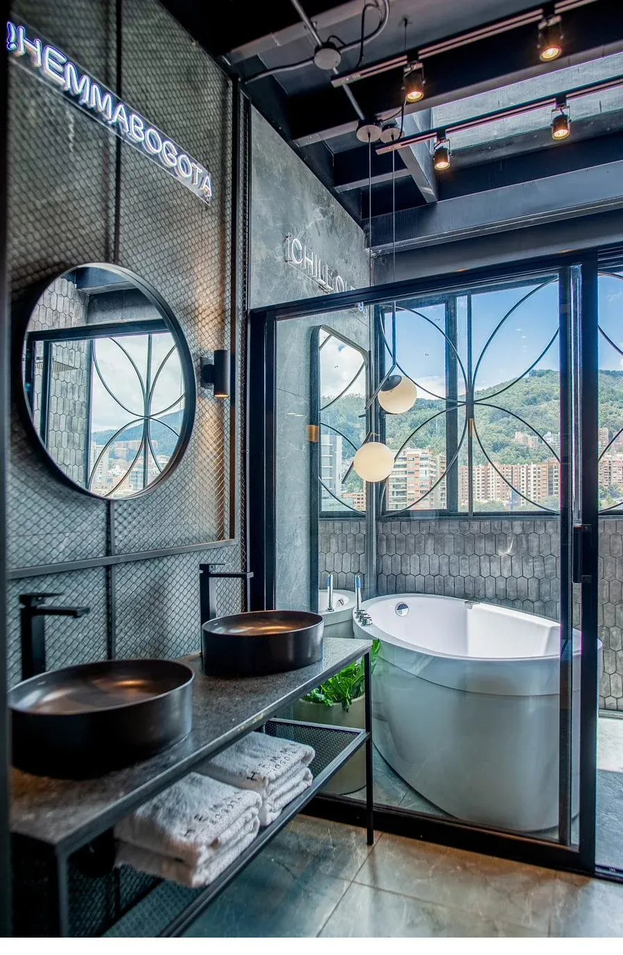 Baño en mármol negro · jacuzzi y bañera con vista