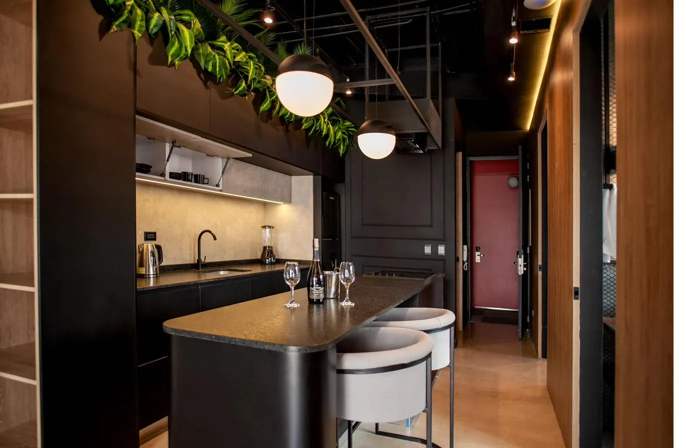 Cocina dotada en tonos grafito