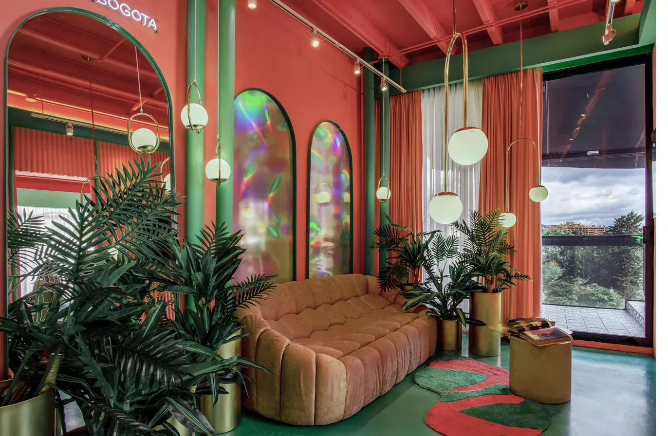 Suite principal · arcos holográficos y vegetación