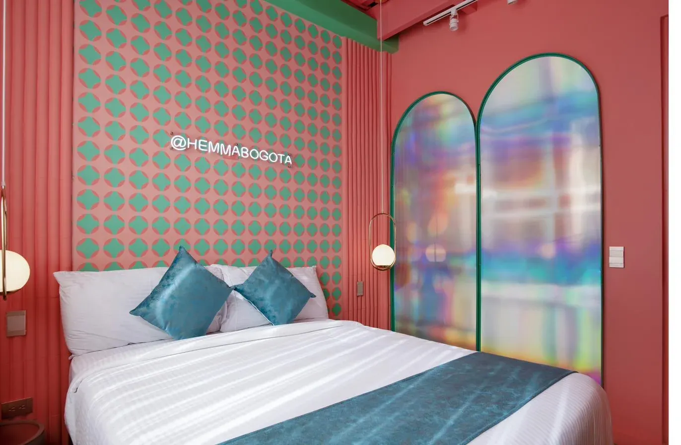 Cama King frente a espejos iridiscentes