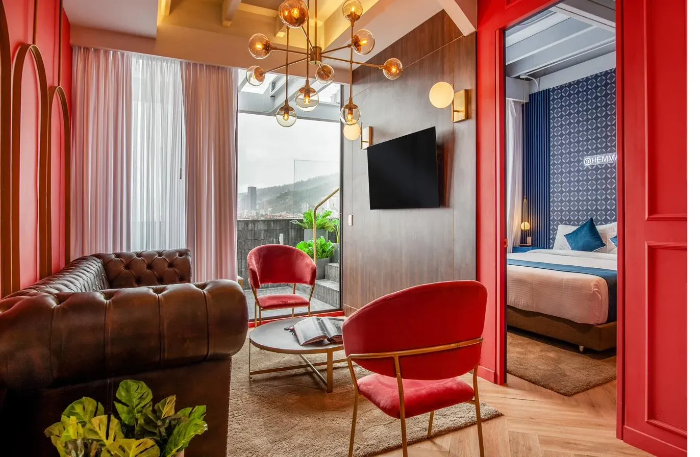Sala de estar con sofá de cuero