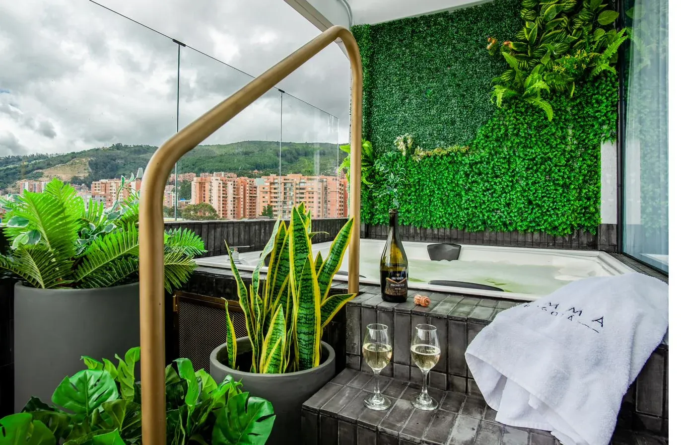 Jacuzzi en terraza · muro verde y copas