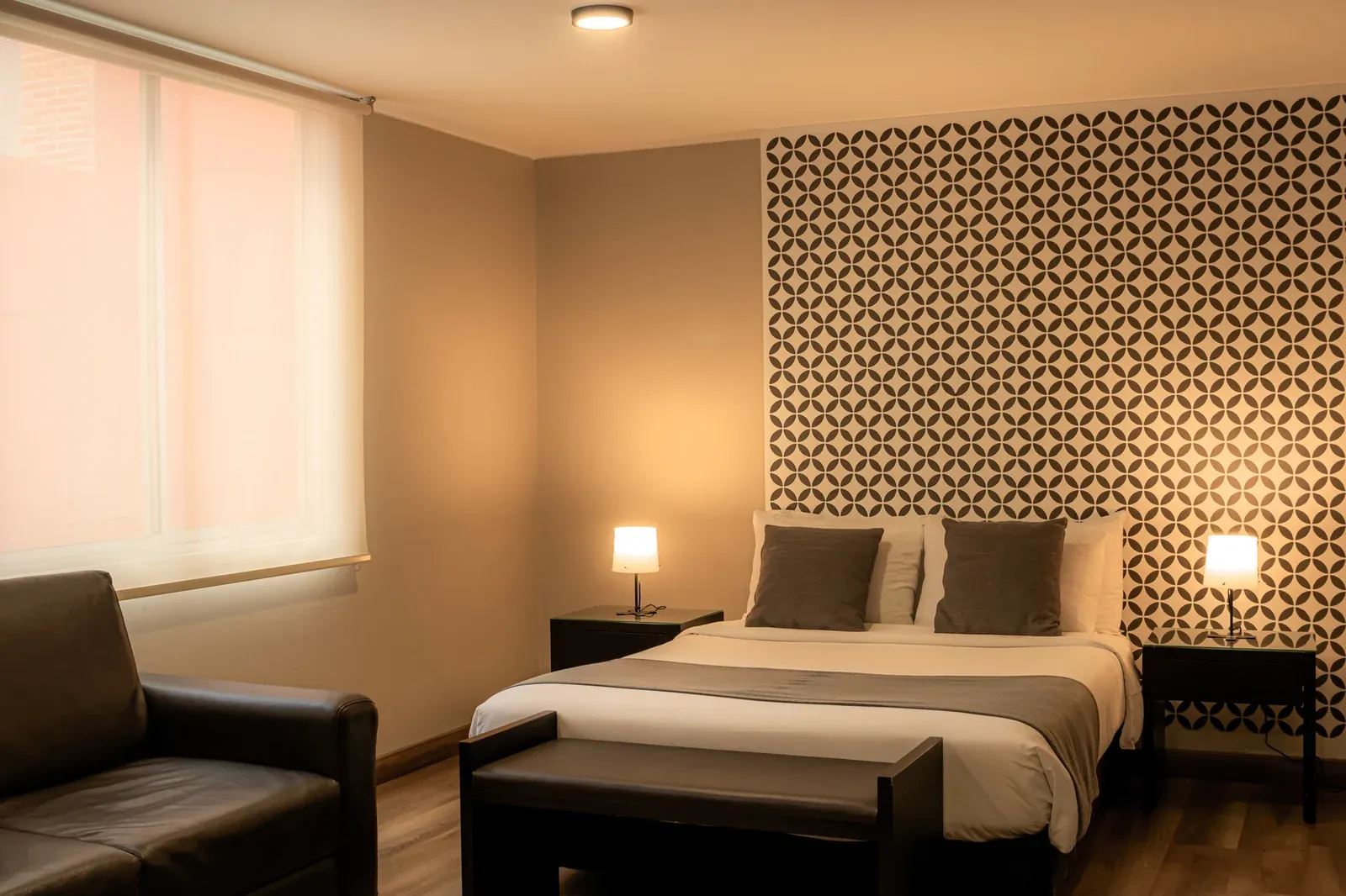 Cama doble con cabecero geométrico y closet amplio