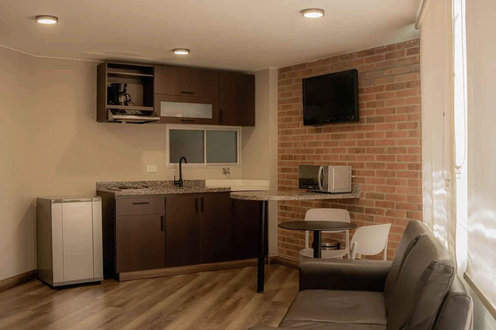 Cocina dotada, sala y TV