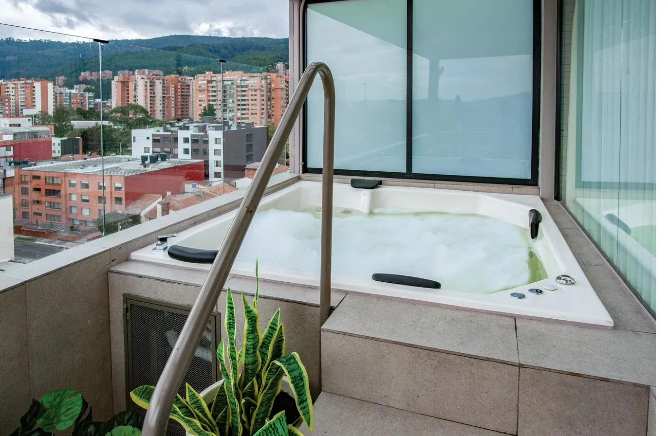 Jacuzzi privado en terraza · vista a la ciudad