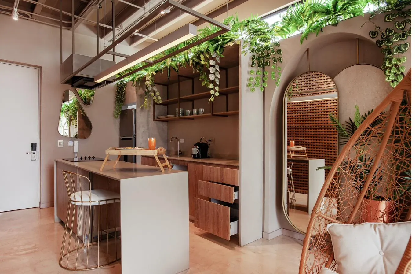 Cocina cálida con rincón de descanso